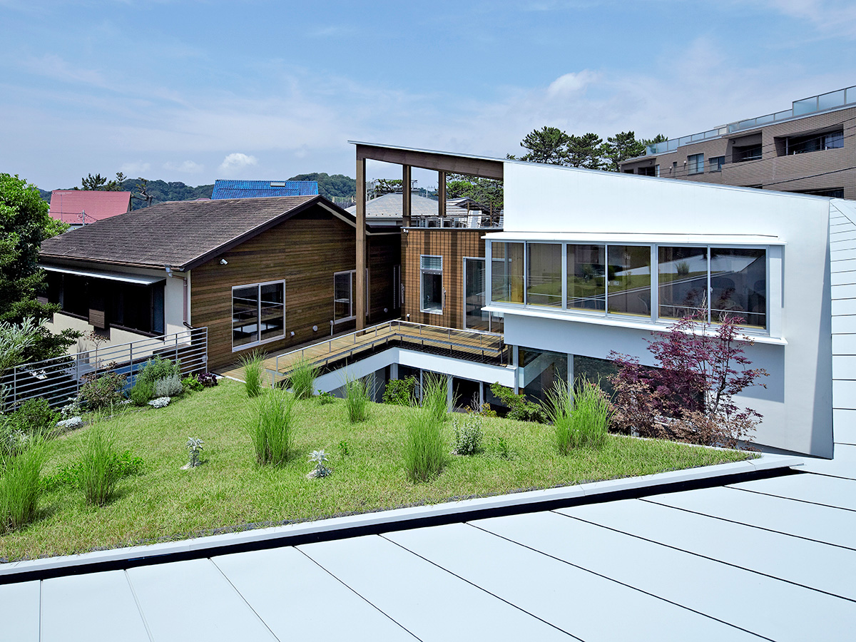 屋根につながる家/　中庭、屋上庭園がスパイラル状に織り込まれた住宅です。