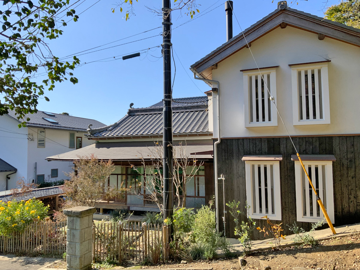 小泉邸外観　岡山県の元呉服屋の離れと土蔵を鎌倉に移築して合体させた。